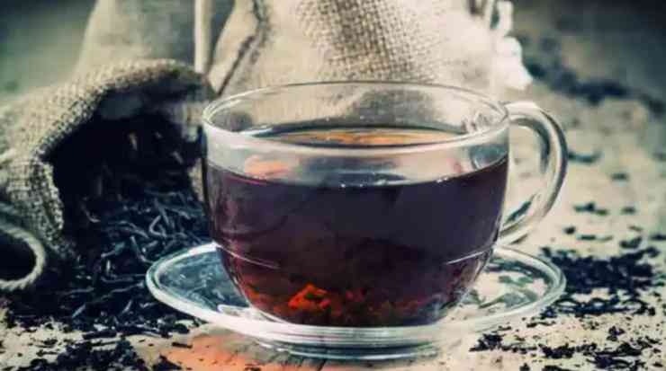 Uống trà đen thường xuyên có thể giúp bạn có sức khỏe tốt hơn khi về già. Ảnh: Unsplash