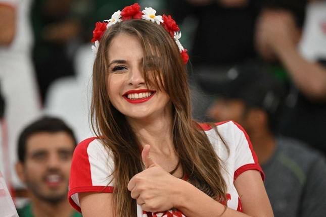 Fan nữ tươi cười trên khán đài sân 974 trước trận đấu giữa Ba Lan với Argentina.