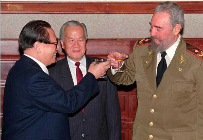 Chủ tịch Cuba Fidel Castro (phải) và Chủ tịch Trung Quốc Giang Trạch Dân nâng ly trong yến tiệc được tổ chức sau khi hai lãnh đạo chủ trì buổi lễ ký kết tại Đại lễ đường Nhân dân Bắc Kinh năm 1995.