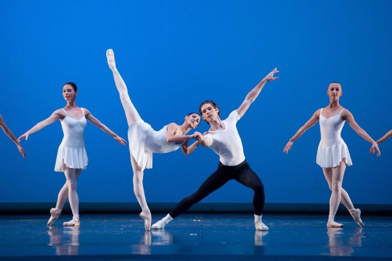 Trang phục ballet hiện đại nhẹ nhàng, đơn giản&nbsp;hơn so với trước.