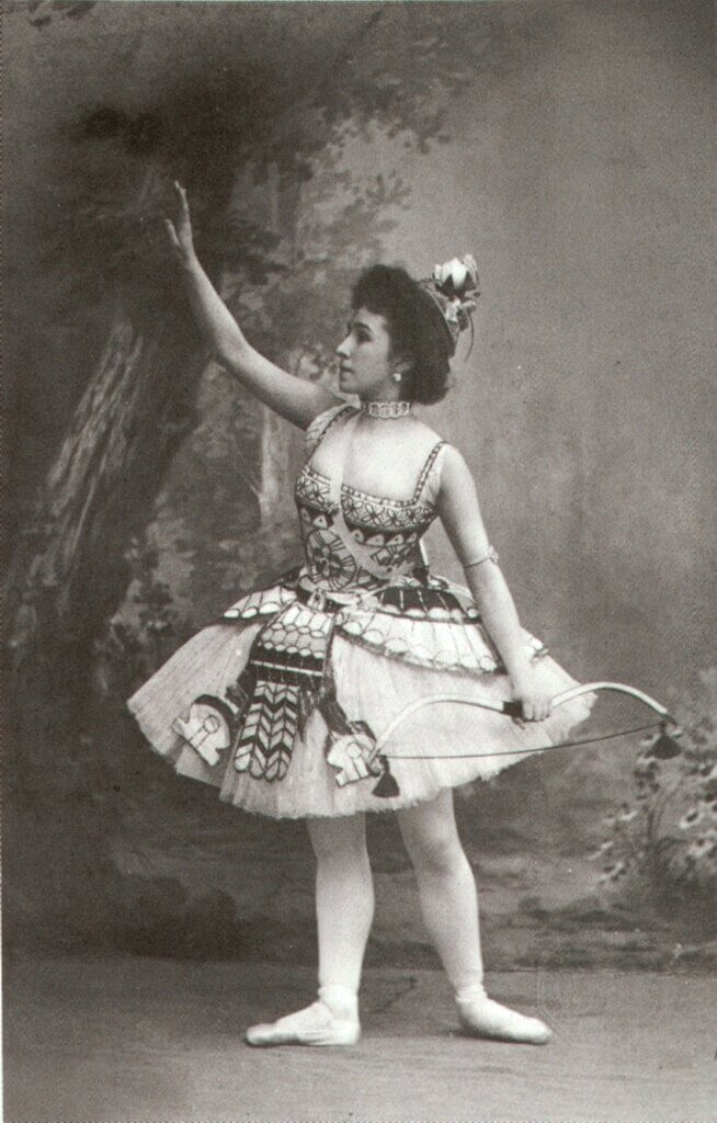 Những chiếc váy được cắt ngắn&nbsp;giúp vũ công dễ dàng di chuyển.