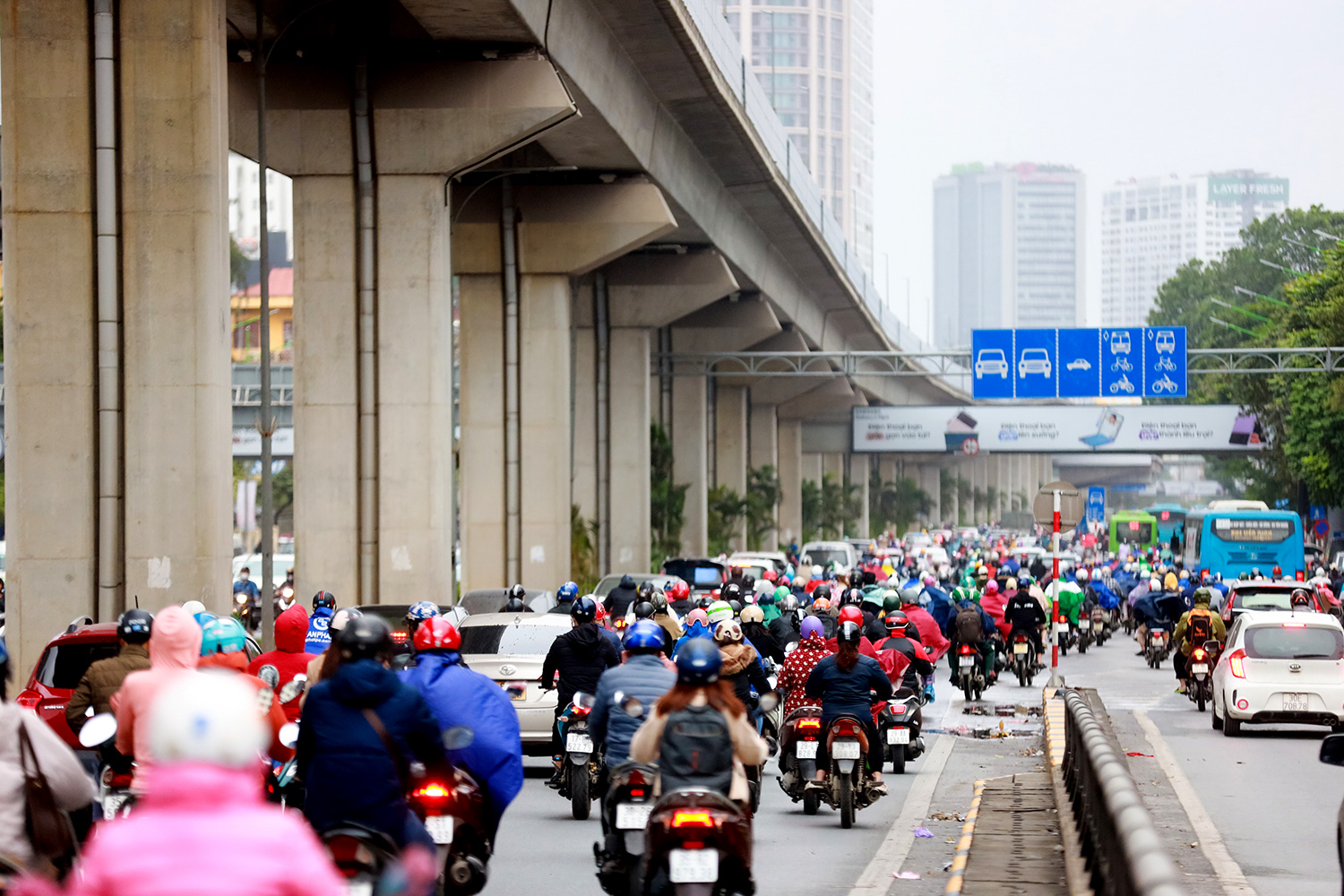 Mật độ giao thông trên trục đường Nguyễn Trãi đông đúc, các&nbsp;phương tiện chật vật lưu thông.