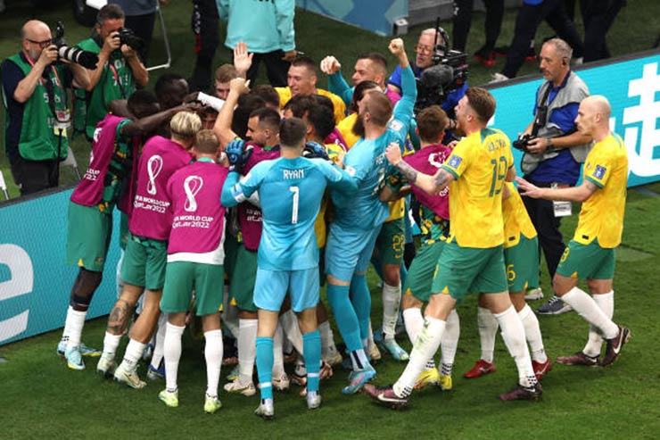 Các cầu thủ Australia ăn mừng sau tiếng còi kết thúc trận đấu