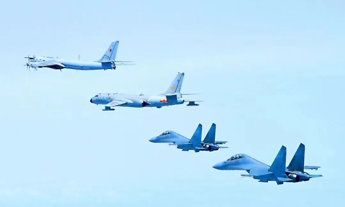 Đây là chuyến tuần tra chung thứ hai của các máy bay Nga và Trung Quốc trong năm nay. Ảnh: Máy bay Nga và Trung Quốc tuần tra chung vào ngày 24/5/2022.