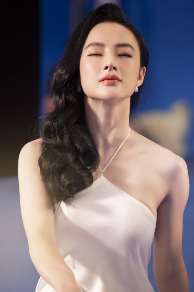 Một lần khác, Angela Phương Trinh tung bộ ảnh diện váy cổ yếm màu trắng khoe lưng trần và đường cong cơ thể.
