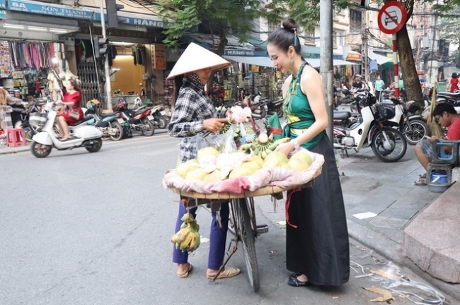 Hồi tháng 10/2019, cô cũng mặc áo yếm với chất liệu vải dày dặn, thiết kế ôm sát người trong chuyến du lịch Hà Nội.
