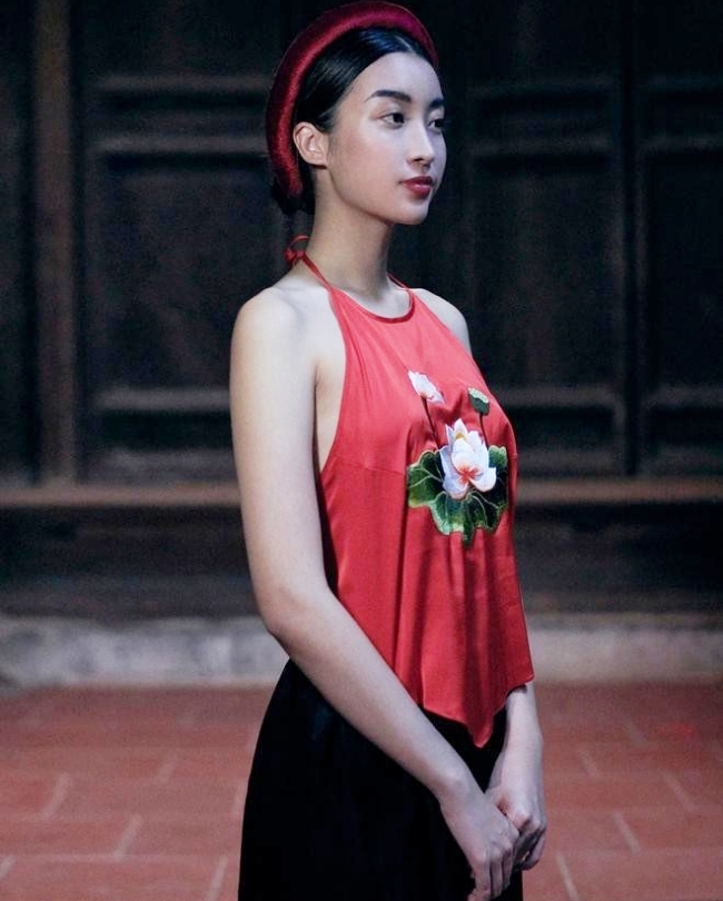 Hoa hậu Đỗ Mỹ Linh có dịp diện áo yếm khi tham gia diễn xuất trong MV "Hết thương cạn nhớ" của ca sĩ Đức Phúc.
