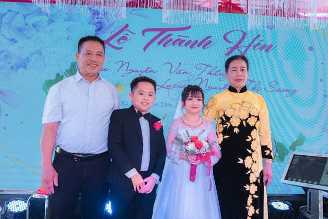 Đám cưới "gây bão" của cặp đôi tí hon ở Nghệ An