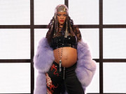 Rihanna có mặt trong danh sách những ngôi sao mặc đẹp 2022 với outfit khoe bụng bầu