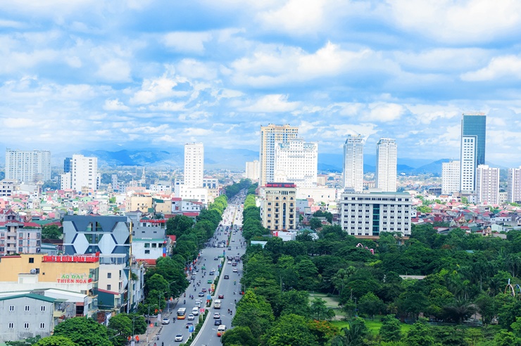 Bộ mặt đô thị thành phố Vinh ngày càng thay đổi với các cao ốc, chung cư mọc lên.
