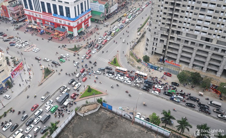 Với diện tích hơn 100km2&nbsp;và dân số khoảng 500.000 người, hàng năm, tp. Vinh&nbsp;đóng góp hơn 30% ngân sách của Nghệ An.&nbsp;
