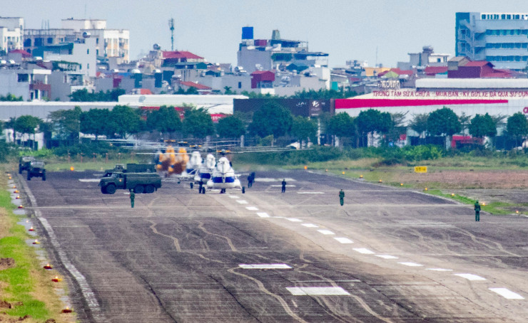 Từ 8h sáng, các máy bay trực thăng đã tập kết tại sân bay Gia Lâm