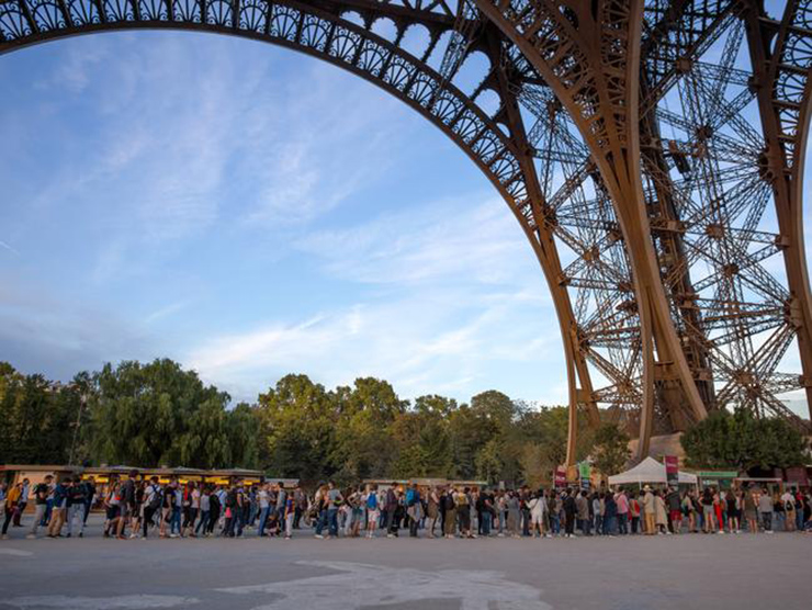 Ở những khu vực đông đúc (xung quanh Tháp Eiffel và bảo tàng Louvre), luôn có những kẻ móc túi và lừa đảo nhắm vào du khách. Cách họ thường thu hút sự chú ý của bạn là các đơn kiến nghị giả mạo yêu cầu quyên góp, tặng bạn một chiếc vòng tay tình bạn hoặc hỏi xem bạn có bị mất một món đồ trang sức nào không.
