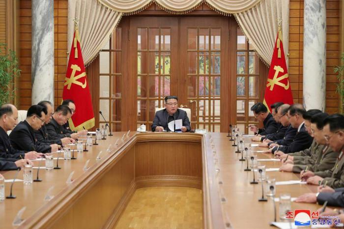 Chủ tịch Triều Tiên chủ trì phiên họp Bộ Chính trị của Đảng Lao động Triều Tiên cầm quyền. Ảnh - KCNA