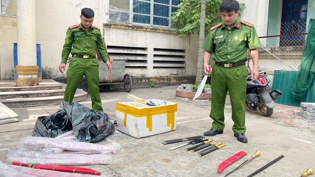 Lực lượng công an phát hiện hàng trăm vũ khí khi kiểm tra nơi tạm trú của đối tượng Trường