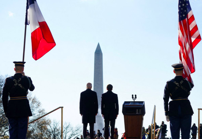 Hai nguyên thủ Mỹ - Pháp trong lễ đón ngày 1/12. (Ảnh: Reuters)
