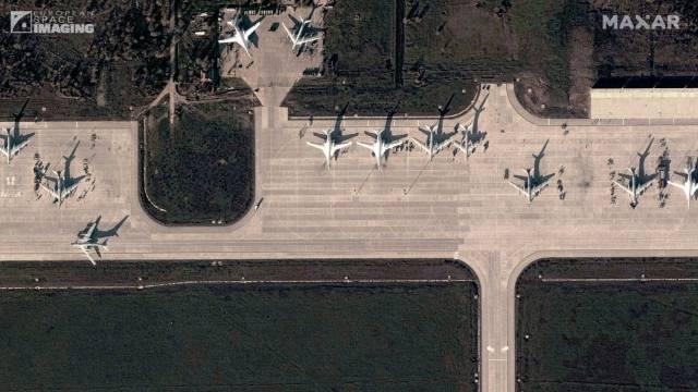 Hình ảnh các máy bay tập trung tại căn cứ không quân Engels được vệ tinh ghi lại. Ảnh: Twitter