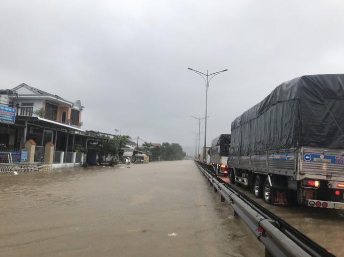 Nước ngập Quốc lộ 1 qua Lộc Trì