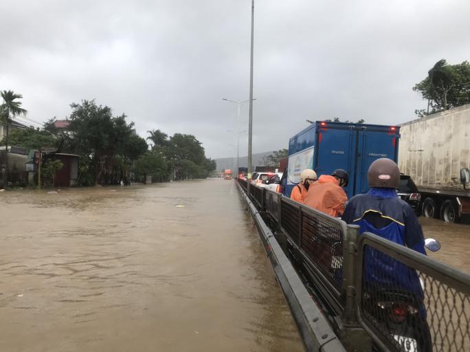 Người và phương tiện đi lại khó khăn