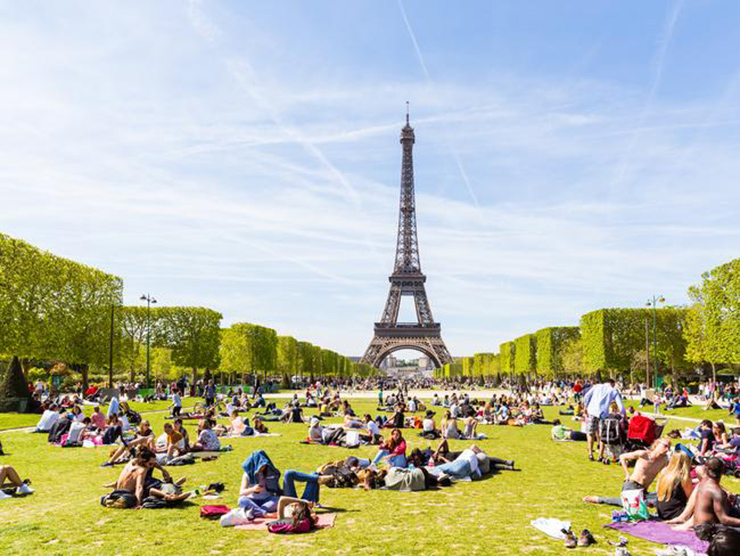 Nếu bạn đang rất cần một người nói tiếng Anh, hãy hỏi “parlez vous anglais?”&nbsp;(bạn có nói tiếng Anh không?), hoặc nói “je ne parle pas francais” (tôi không biết nói tiếng Pháp).&nbsp;
