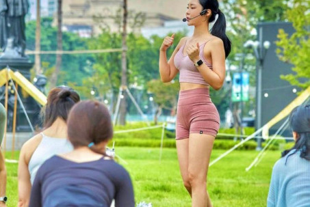 Người đẹp yoga "gây sốt" khi diện đồ tập quyến rũ dạy học viên ở nơi công cộng
