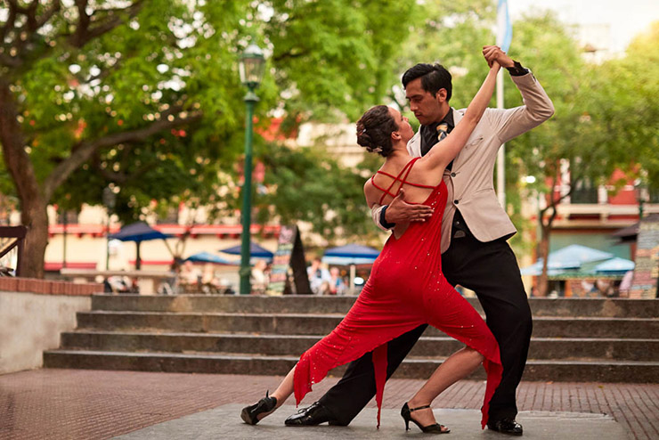 6. Argentina là quê hương của điệu nhảy Tango nổi tiếng. Điệu nhảy bắt nguồn từ thủ đô Buenos Aires vào thế kỷ 19, ban đầu nó được biểu diễn ở những khu vực nghèo khổ xung quanh bến tàu. Vào thời điểm đó, một số người  coi thường điệu nhảy, cho rằng nó thấp hèn và không đẹp. 
