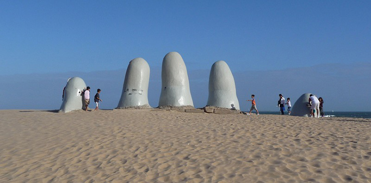 Bàn tay khổng lồ trên bờ biển, điểm du lịch bất thường nhất ở Uruguay - 2