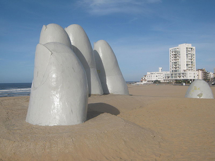 Bàn tay khổng lồ trên bờ biển, điểm du lịch bất thường nhất ở Uruguay - 4