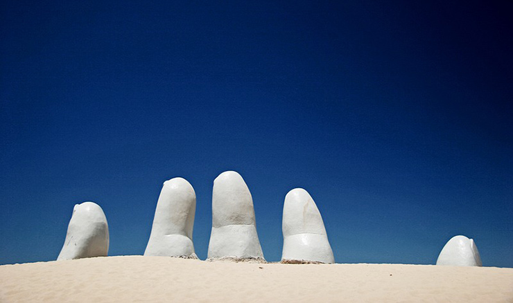 Bàn tay khổng lồ trên bờ biển, điểm du lịch bất thường nhất ở Uruguay - 3