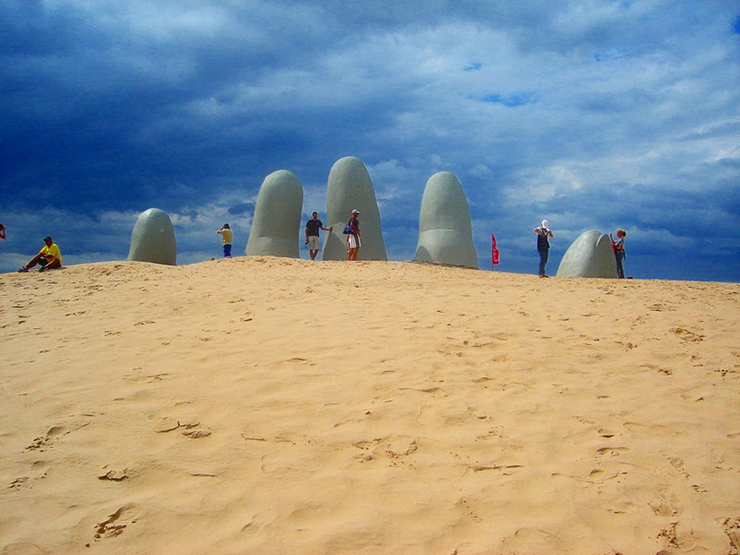 Bàn tay khổng lồ trên bờ biển, điểm du lịch bất thường nhất ở Uruguay - 5