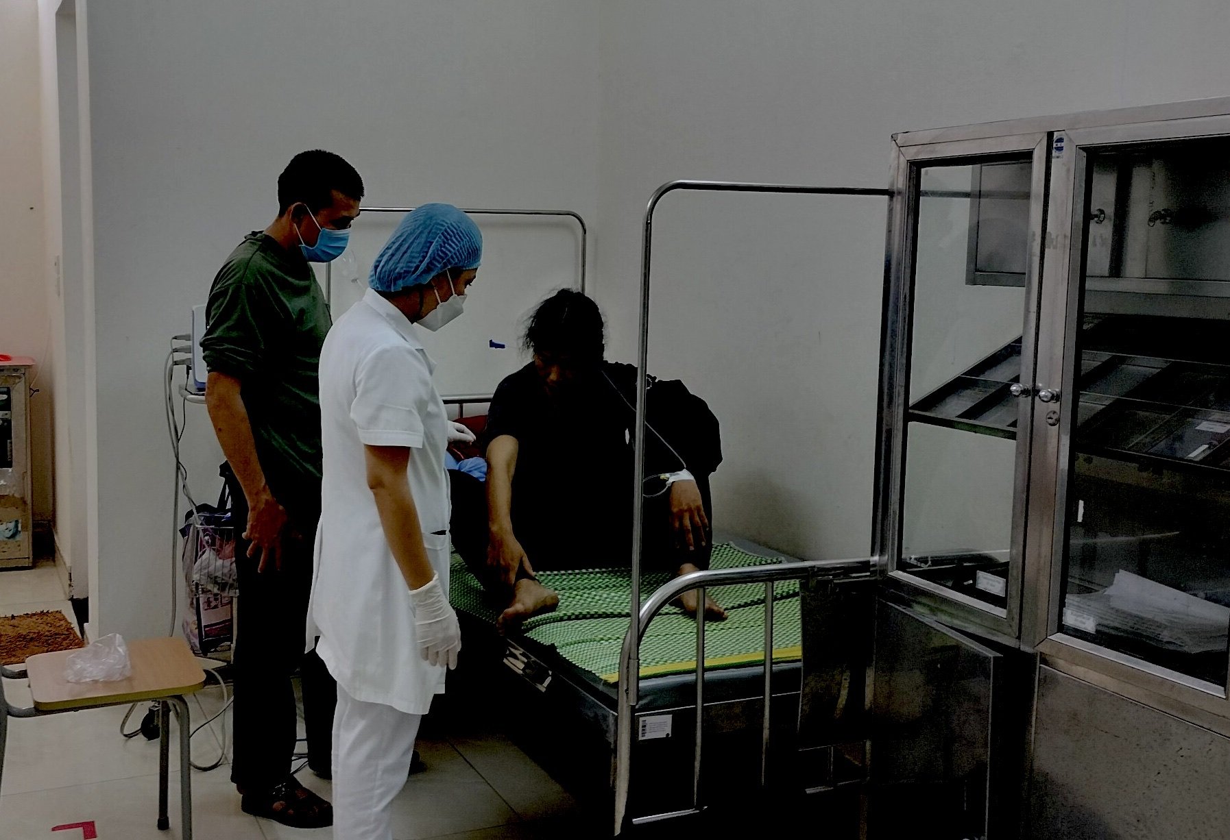 Điều trị bệnh nhân tại Khoa Truyền nhiễm, Bệnh viện đa khoa tỉnh Bắc Kạn. &nbsp;Ảnh: Thạch Quý.