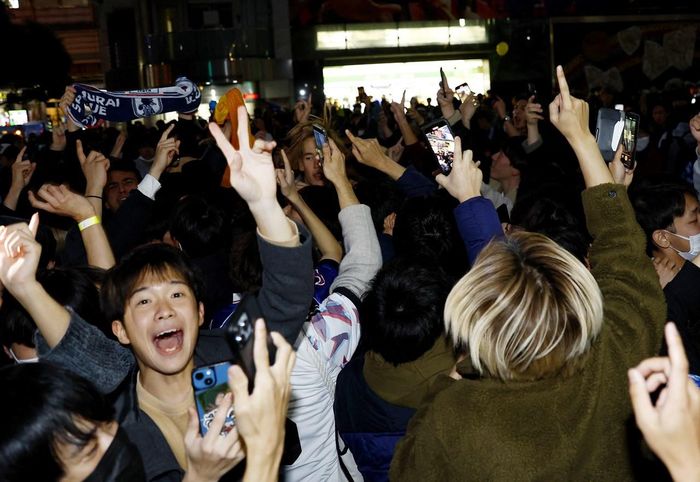 Nhật Bản hạ Tây Ban Nha: Fan cởi trần ăn mừng ở Tokyo, mơ cúp vàng về châu Á - 3