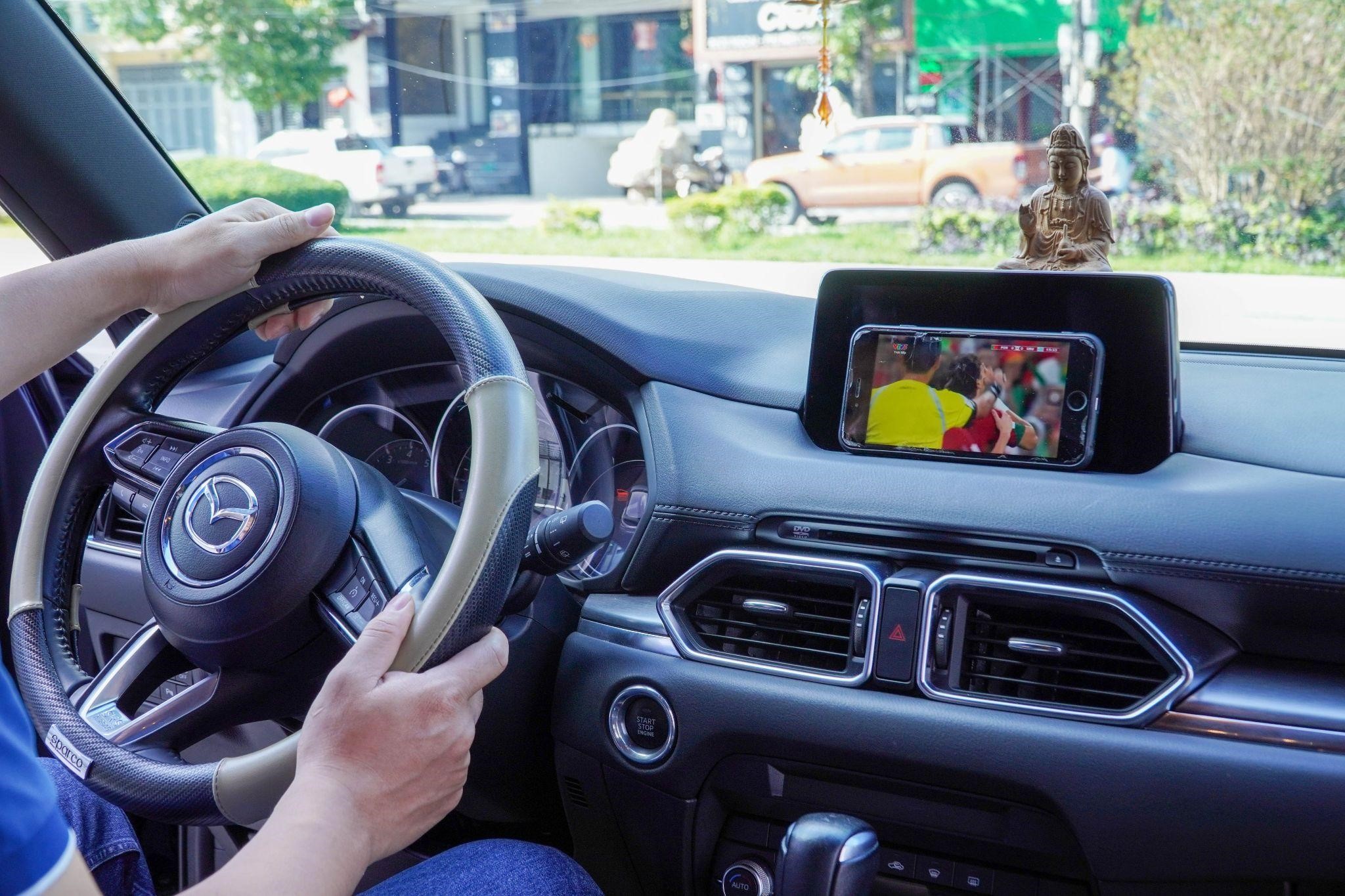 Nhiều lái xe vẫn thường xuyên sử dụng điện thoại khi tham gia giao thông