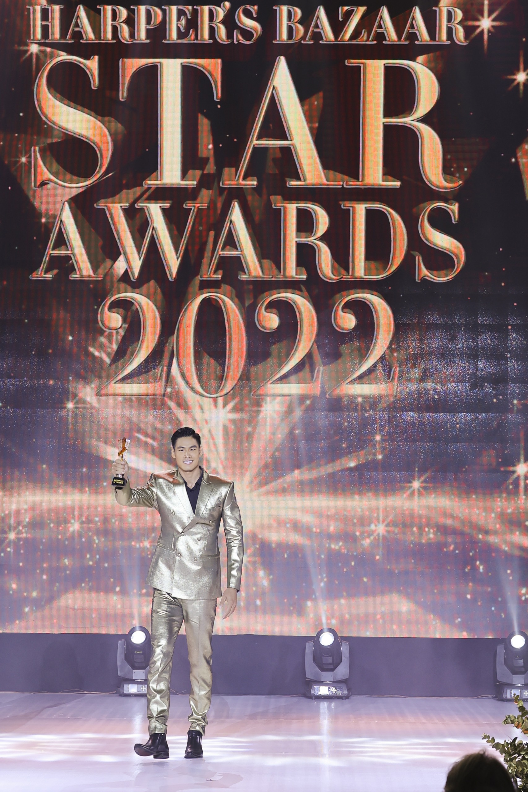Tại sự kiện, Nam vương Toàn cầu 2022 diện bộ vest màu đồng lịch lãm, nổi bật trị giá gần 50 triệu đồng của Nhà thiết kế Chung Thanh Phong để nhận giải.