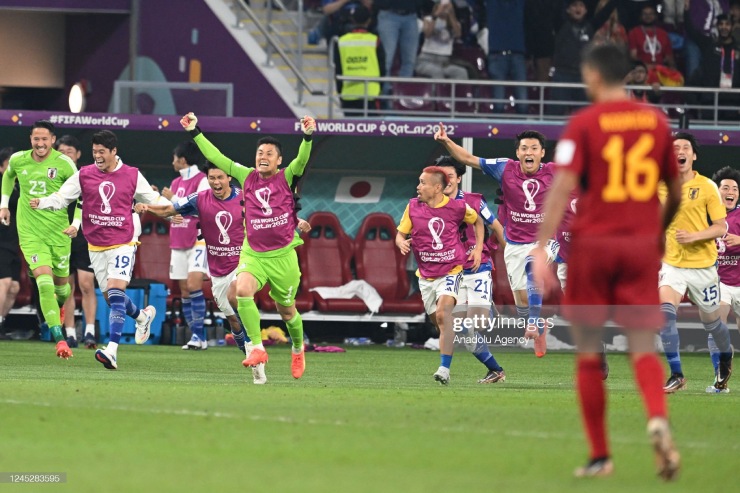Sau khi tiếng còi mãn cuộc vang lên, các cầu thủ Nhật Bản vỡ òa sung sướng và chạy ra sân ăn mừng