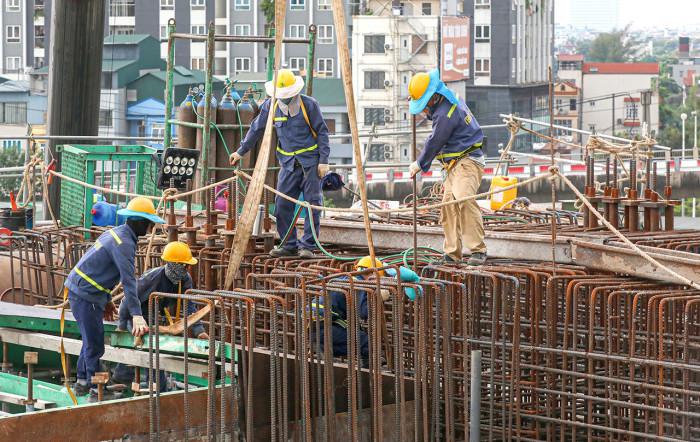 Giải ngân đầu tư công chậm có nguyên nhân từ chất lượng, năng lực nhà thầu triển khai dự án chưa đảm bảo và giá cả nguyên vật liệu tăng cao. Ảnh: Tạ Hải