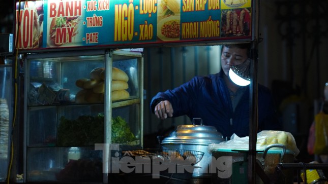 Không gian đông người, có ánh sáng, có tiếng ồn... có hơi ấm xua tan giá rét đêm đông chắc chỉ có ở khu vực trước cổng bệnh viện. Ông chủ xe đồ ăn này có "thâm niên" hơn chục năm nay cho biết: "Lạnh nữa, rét nữa cũng càng phải đi. Khách hàng không chỉ là bệnh nhân, người nhà bệnh nhân mà có anh em lao động đêm. Họ tạt vào để nghỉ ngơi, tiếp thêm hơi ấm ...".