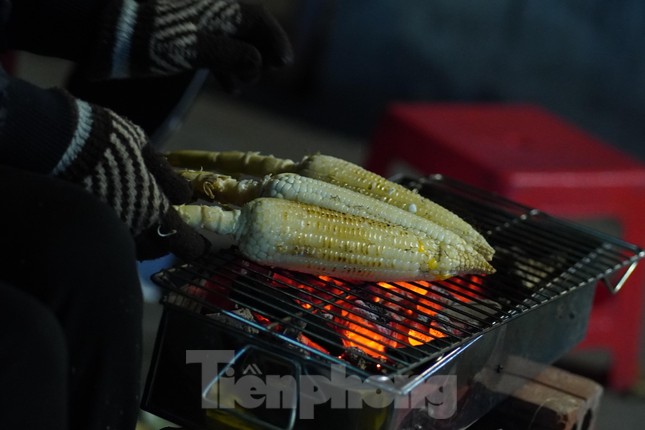 Những bắp ngô nướng làm ấm lòng những "thực khách" trong đêm đông.