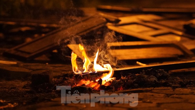 Đốt lửa sưởi ấm, hơ nóng bàn tay đang cóng lạnh vài phút rồi lại tiếp tục đêm lao động dở dang.