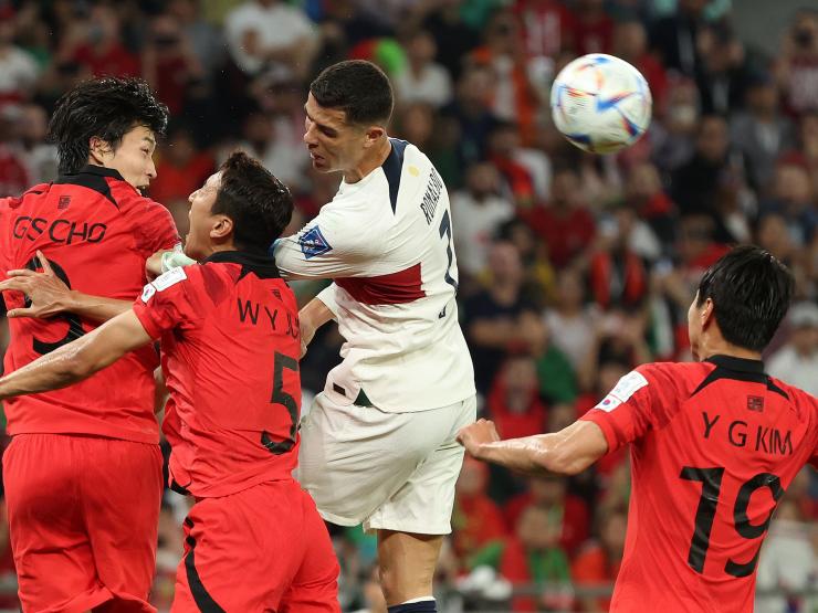 Ronaldo ”giúp” đối thủ ghi bàn, bị fan mỉa mai xứng đáng khoác áo Hàn Quốc