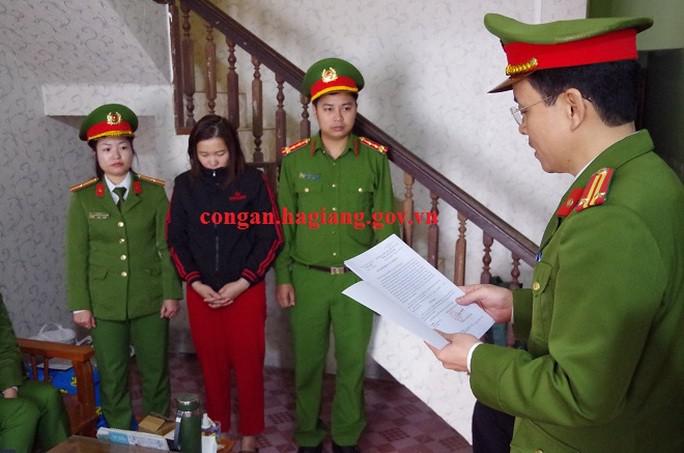 Cơ quan công an đọc lệnh khởi tố, bắt tạm giam Nguyễn Thị Thản. Ảnh: Công an cung cấp