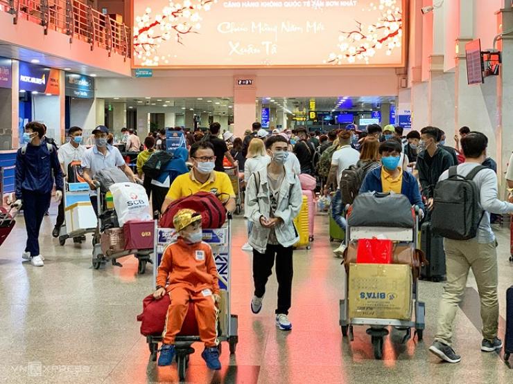 Giá vé máy bay Tết Nguyên đán cao ngất ngưởng: Khách hàng nghi ngờ hãng “găm hàng” vé rẻ?