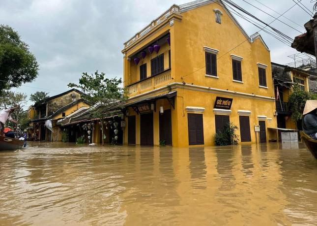 Nước ngập nhiều tuyến phố ở thành phố Hội An.