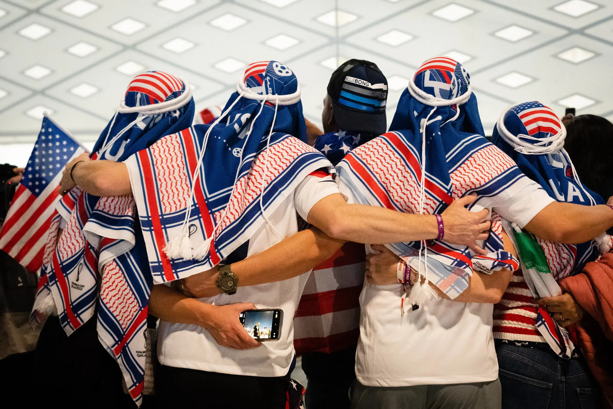 Nhóm cổ động viên bóng đá đội ghutra có màu sắc sặc sỡ tại Qatar (ảnh: NY Times)