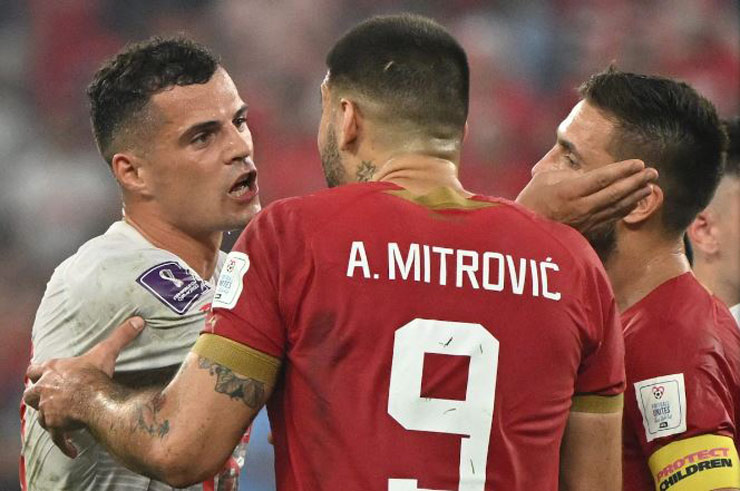 Đội trưởng Thụy Sĩ Granit Xhaka có hành động khoe "vùng kín" khiếm nhã trêu các fan và cầu thủ Serbia giữa hiệp 2