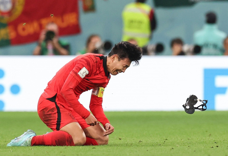 Son Heung Min khóc như mưa, nói gì sau khi Hàn Quốc vào vòng 1/8 World Cup? - 2