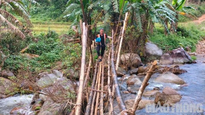 Để vào làng Long Vót mới, ngoài việc đi bộ nhiều giờ đồng hồ băng rừng, chúng tôi phải đi qua chiếc cầu treo hết sức nguy hiểm.