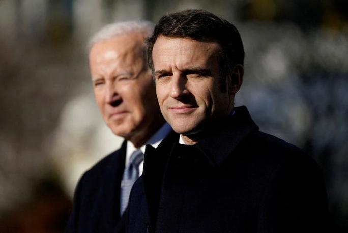 Tổng thống Mỹ Joe Biden tiếp đón người đồng cấp Pháp tại Washington hôm 1-12. Ảnh: Reuters