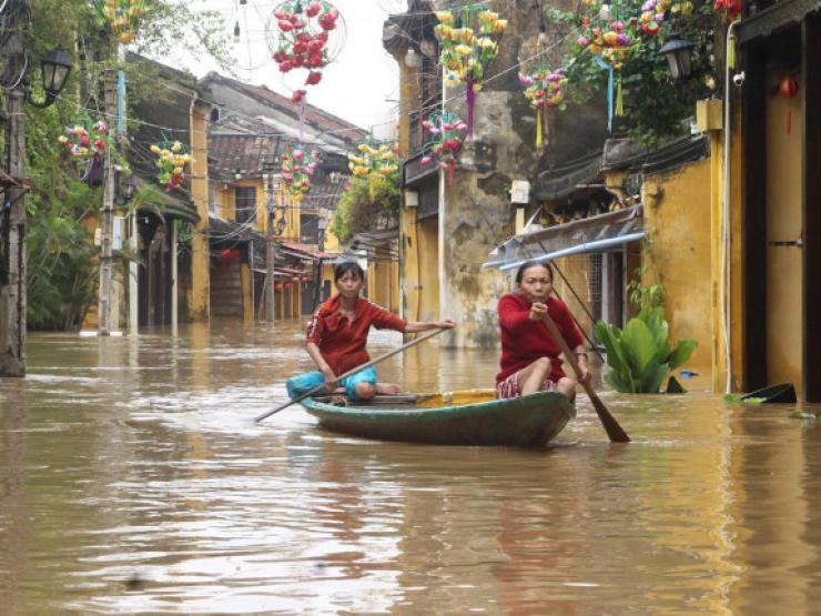 Miền Trung hứng mưa lớn dồn dập, đã có người chết và mất tích