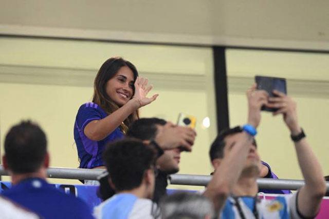 Antonela Roccuzzo thoải mái tạo dáng khi các fans muốn chụp ảnh.